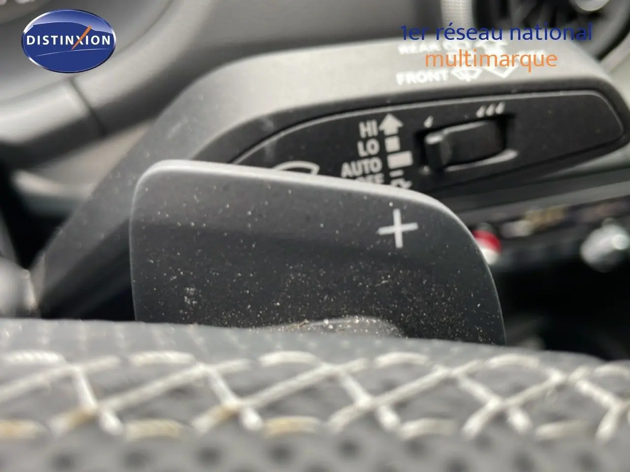 Gros plan sur la palette de changement de vitesse droite noire dans l’habitacle d’un Audi Q2 noir mito metal.