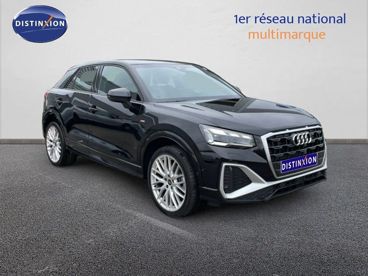 Audi Q2 noir mito metal en 3/4 avant droit, avec calandre distinctive et jantes alliage multibranches.