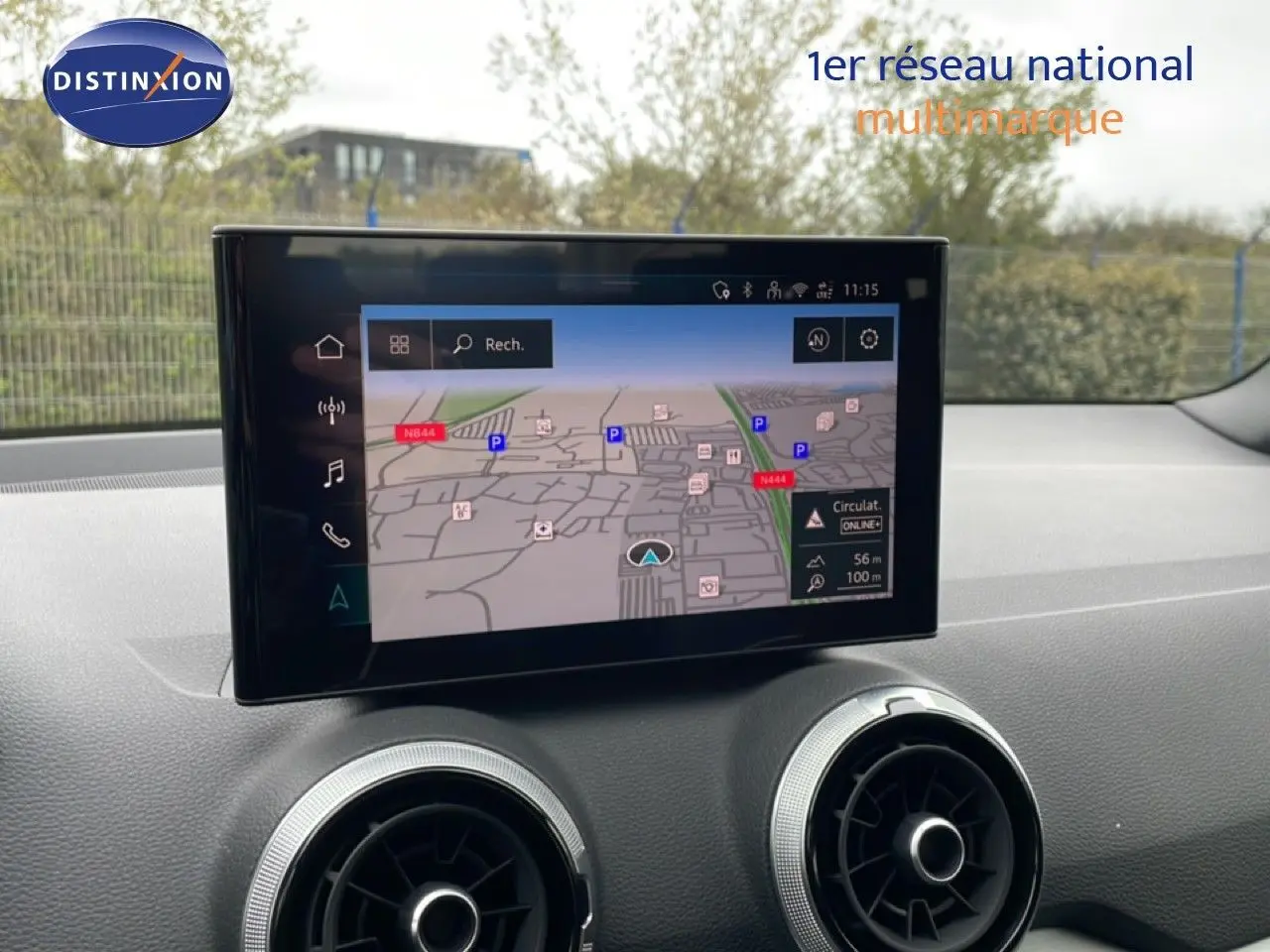Vue intérieure de l'Audi Q2 2025 montrant l'écran central avec navigation et les aérateurs ronds du tableau de bord.