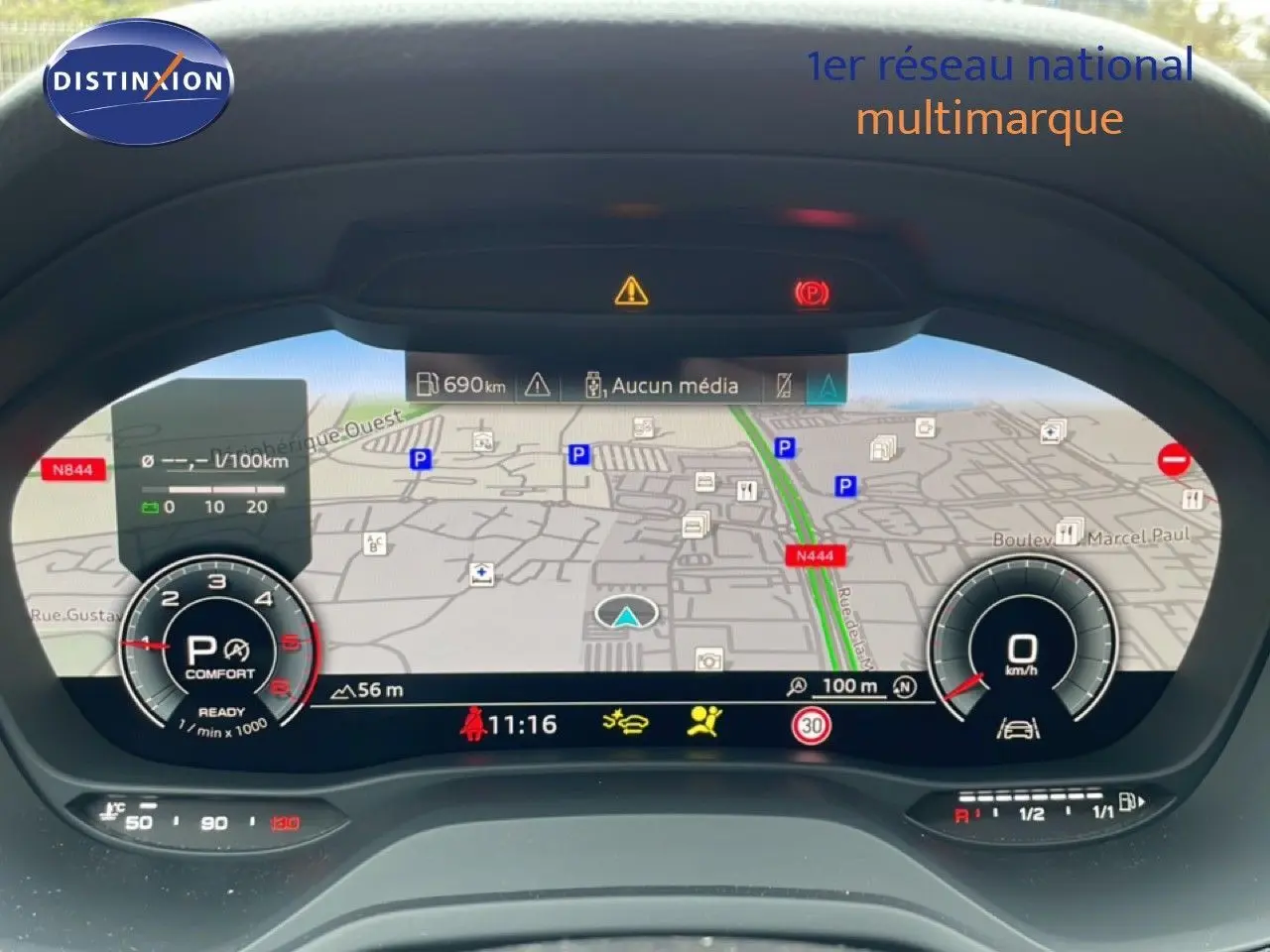 Affichage numérique du tableau de bord de l'Audi Q2 noir mito metal, vue rapprochée sur l'écran central avec navigation active.