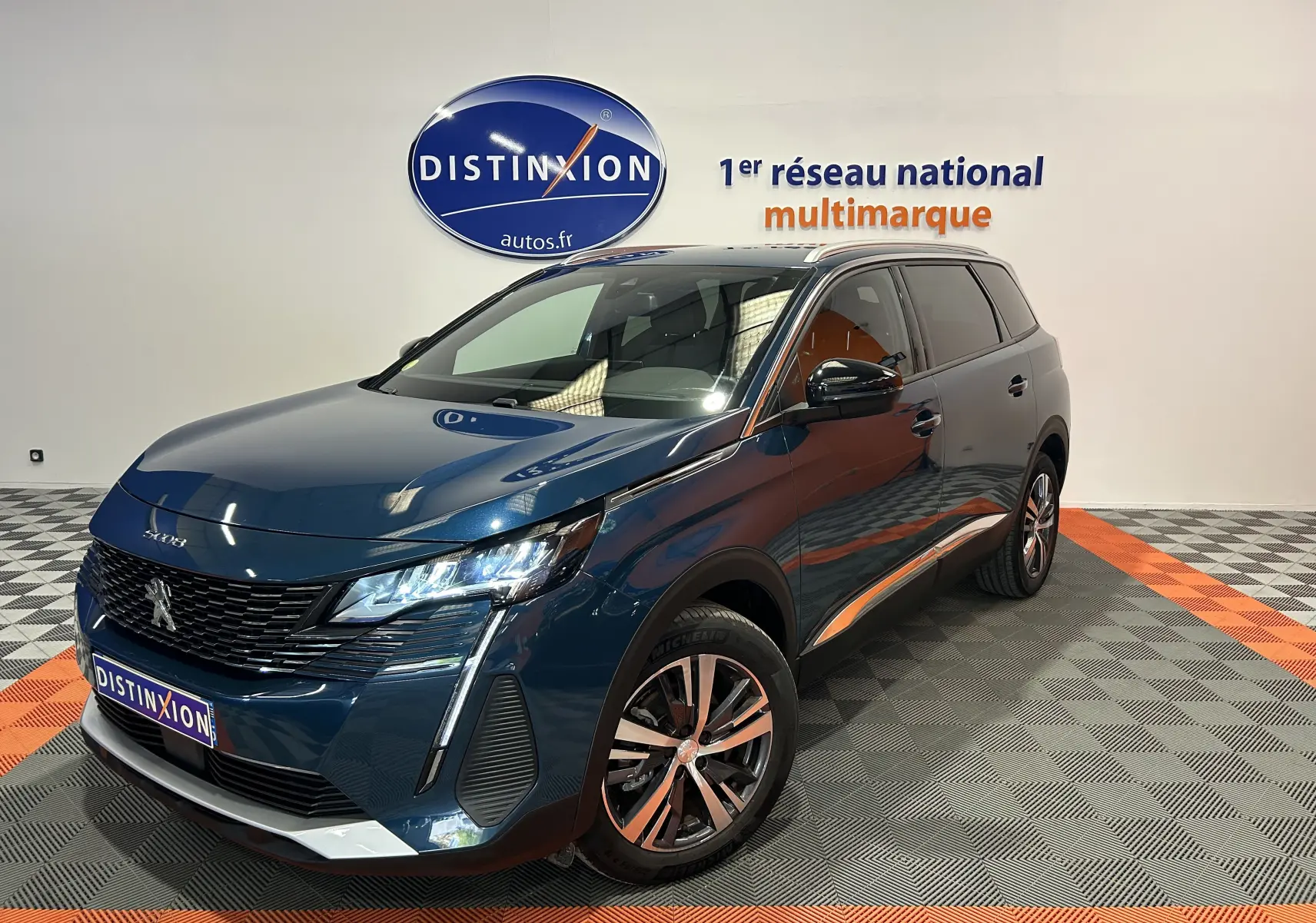 Peugeot 5008 Bleu Célèbes en 3/4 avant droit, SUV avec phares LED et jantes alliage bicolores.