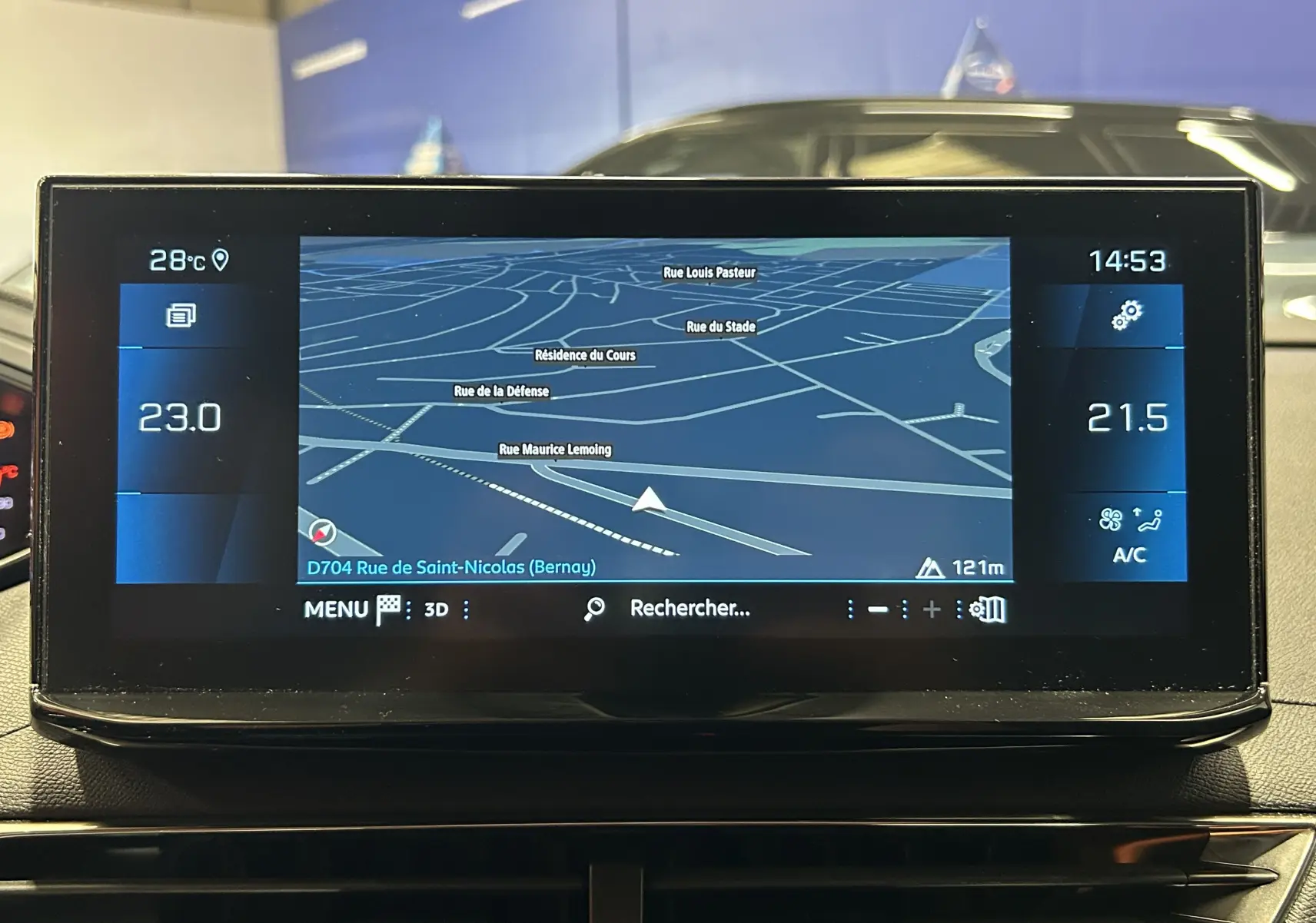 Écran tactile central du Peugeot 5008 2024 affichant la navigation GPS et les réglages de climatisation.