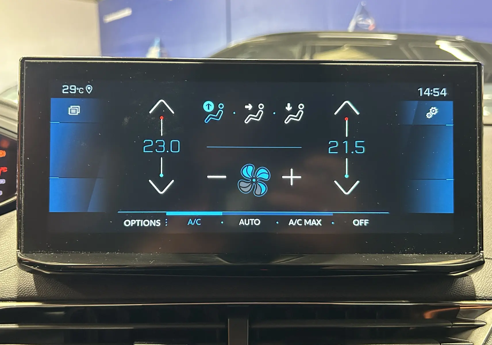 Écran tactile intérieur du Peugeot 5008 2024 affichant la climatisation bi-zone avec réglages à 23°C et 21,5°C.