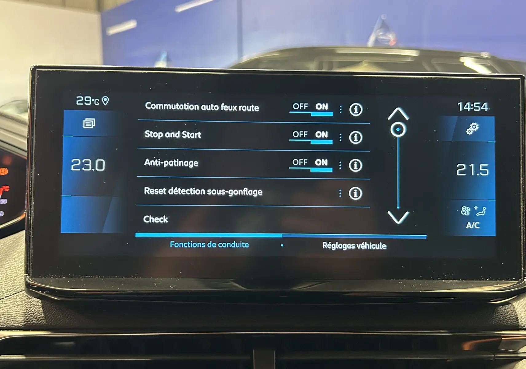 Écran tactile central du Peugeot 5008 II Ph.2 Bleu Célèbes affichant les réglages d’aides à la conduite en intérieur.