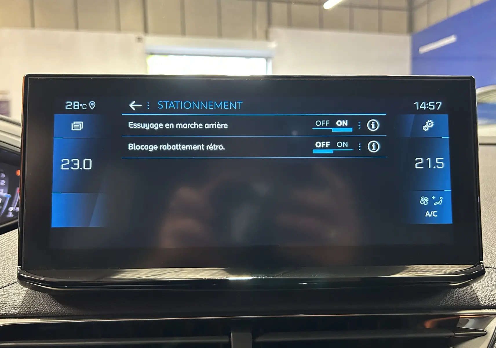 Écran tactile intérieur du Peugeot 5008 II Ph.2 affichant les réglages de stationnement et climatisation.