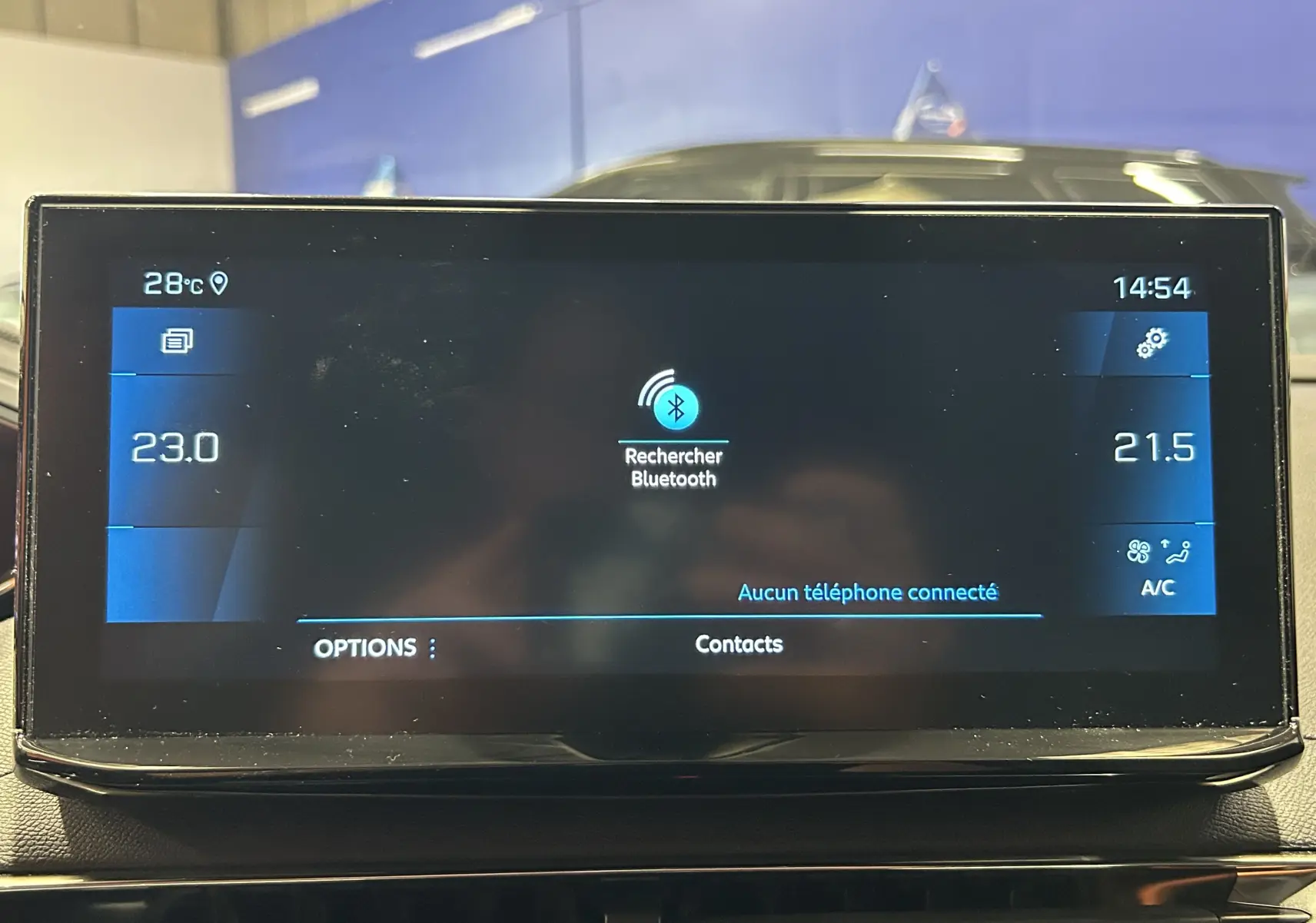 Écran tactile central du Peugeot 5008 2024 affichant la recherche Bluetooth avec commandes climatisation visibles.