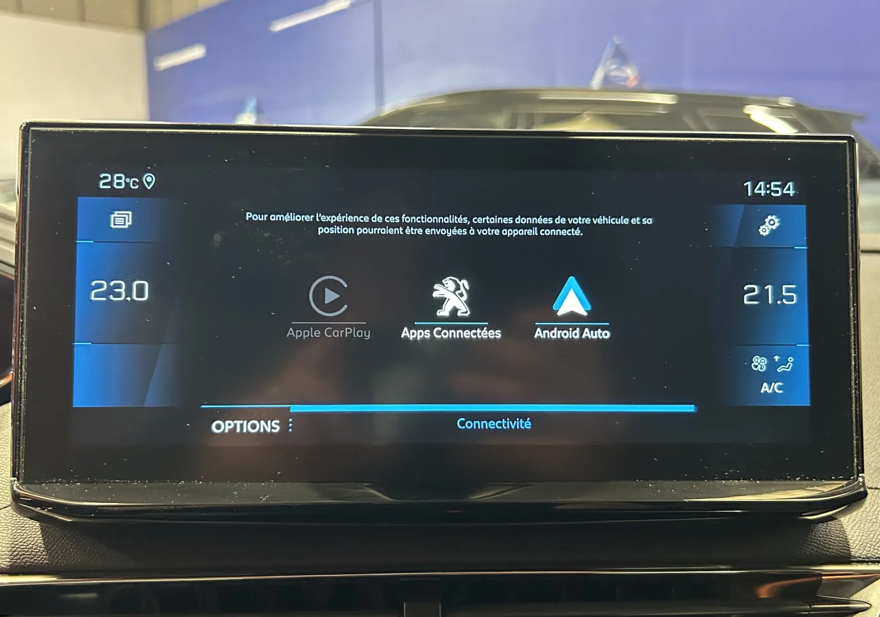 Écran tactile central du Peugeot 5008 II Ph.2 affichant les options Apple CarPlay, Android Auto et la climatisation digitale.