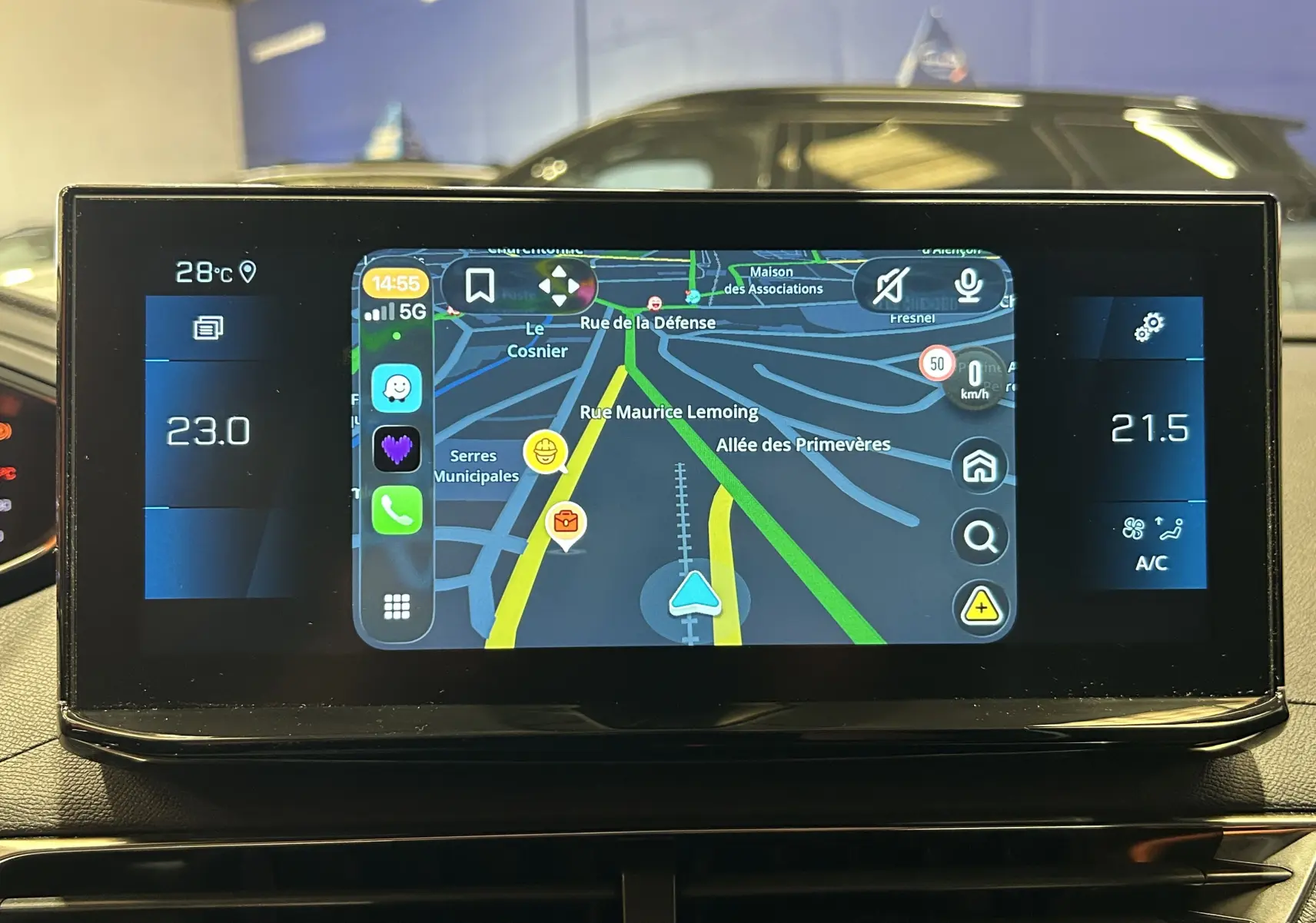 Écran tactile central du Peugeot 5008 2024 affichant la navigation avec température intérieure à 23°C à gauche et 21,5°C à droite.