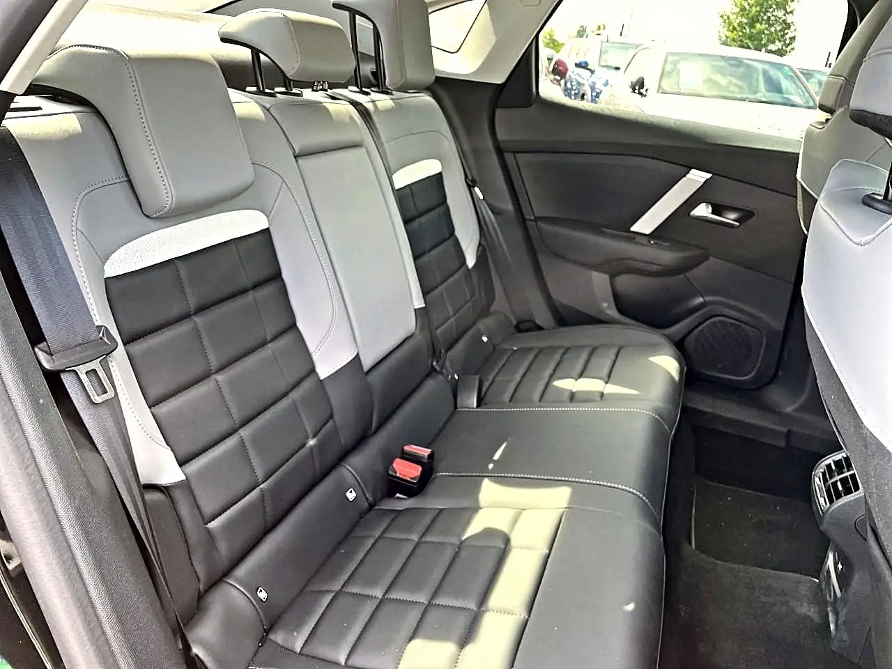 Vue intérieure montrant la banquette arrière bicolore noire et grise du Citroën C4 X 2025, côté droit.