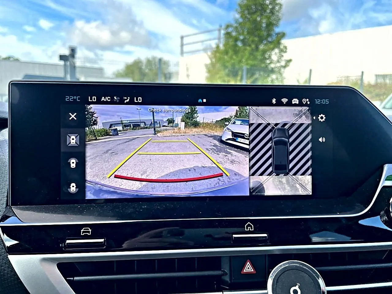 Écran tactile intérieur montrant la caméra de recul et la vue à 360° du Citroën C4 X hybride noir.