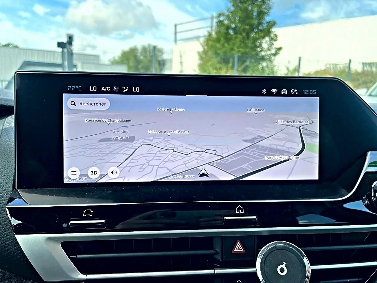 Écran tactile central affichant la navigation GPS dans l'habitacle du Citroën C4 X noir, vue de face.