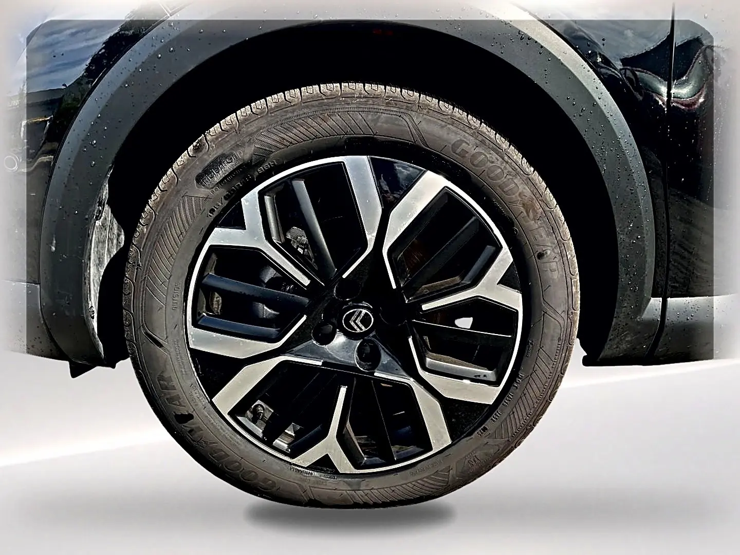 Gros plan sur la roue avant droite noire avec jante alu bicolore du Citroën C4 X 2025 hybride.