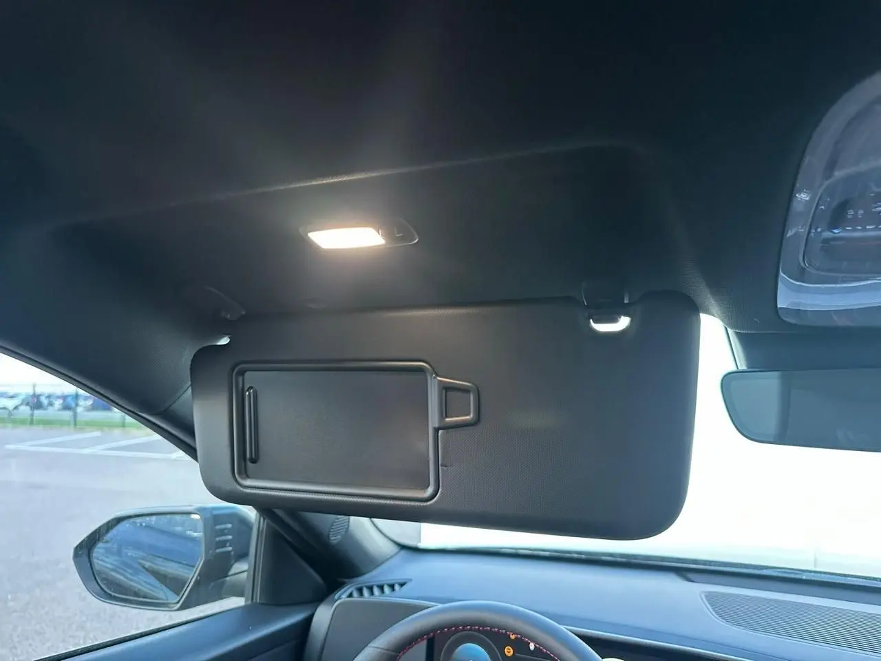 Intérieur du Hyundai KONA II 1.6 Hybrid 138 N Line 2026, vue sur pare-soleil avec miroir et tableau de bord gris.