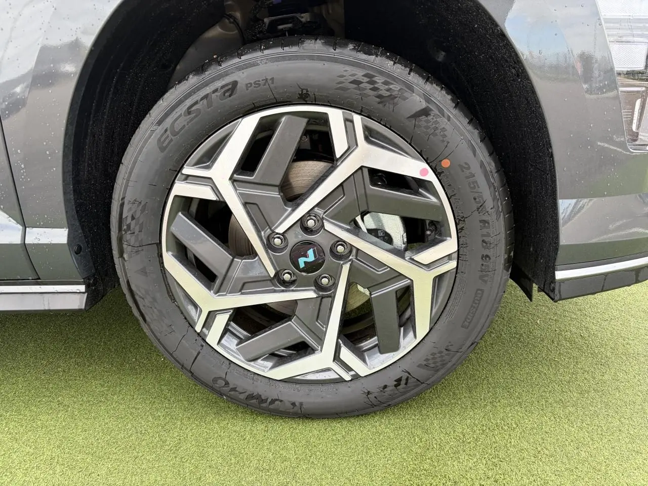 Gros plan sur la jante alliage 18'' au design géométrique du côté avant droit du Hyundai KONA gris métallisé.