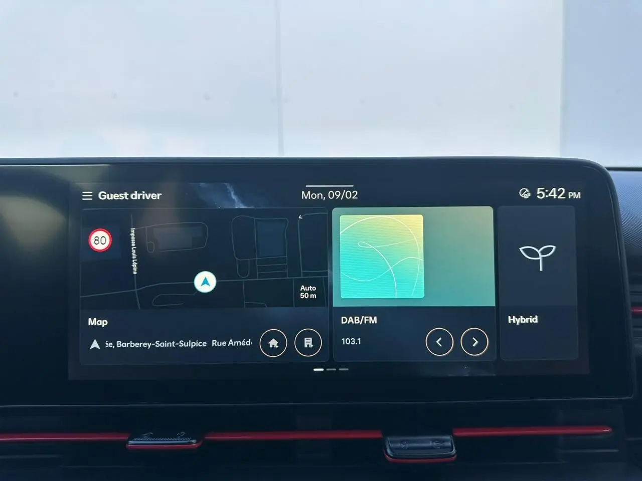 Écran tactile 12,3'' du tableau de bord du Hyundai KONA 2026, affichant navigation et radio DAB/FM.
