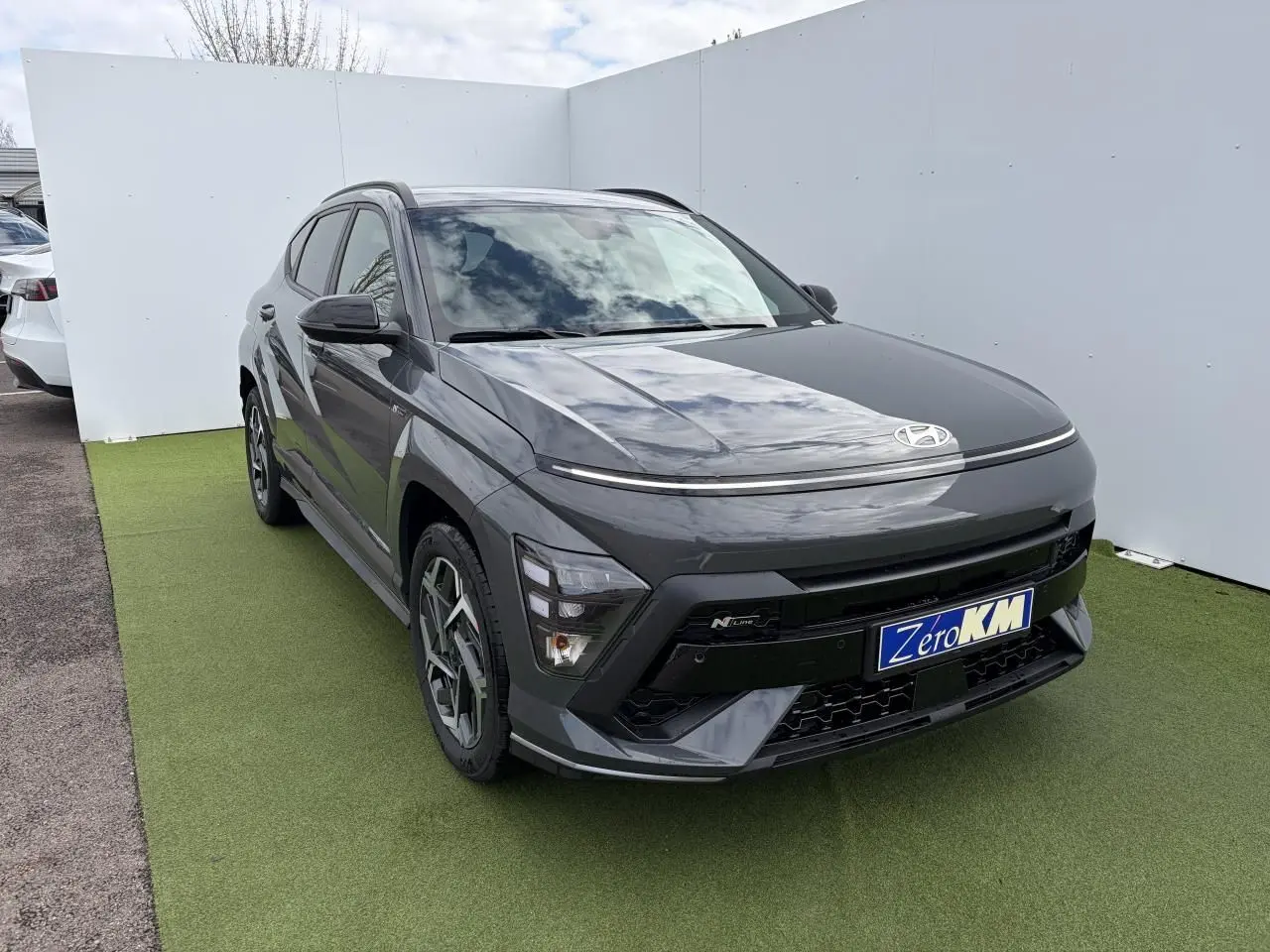 Vue 3/4 avant gauche d'un Hyundai Kona II N Line gris métallisé avec jantes alliage et calandre noire distinctive.