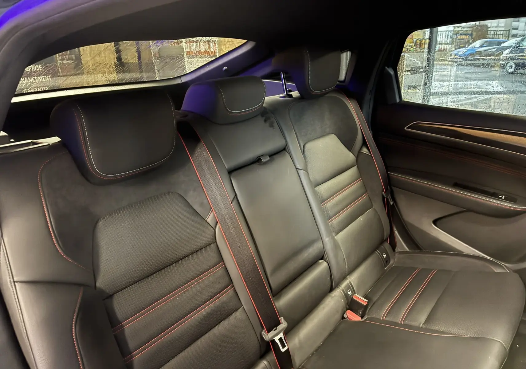 Vue intérieure du siège arrière droit en cuir noir avec surpiqûres rouges du Renault Arkana 1.3 TCE 140 RS-LINE 2021.