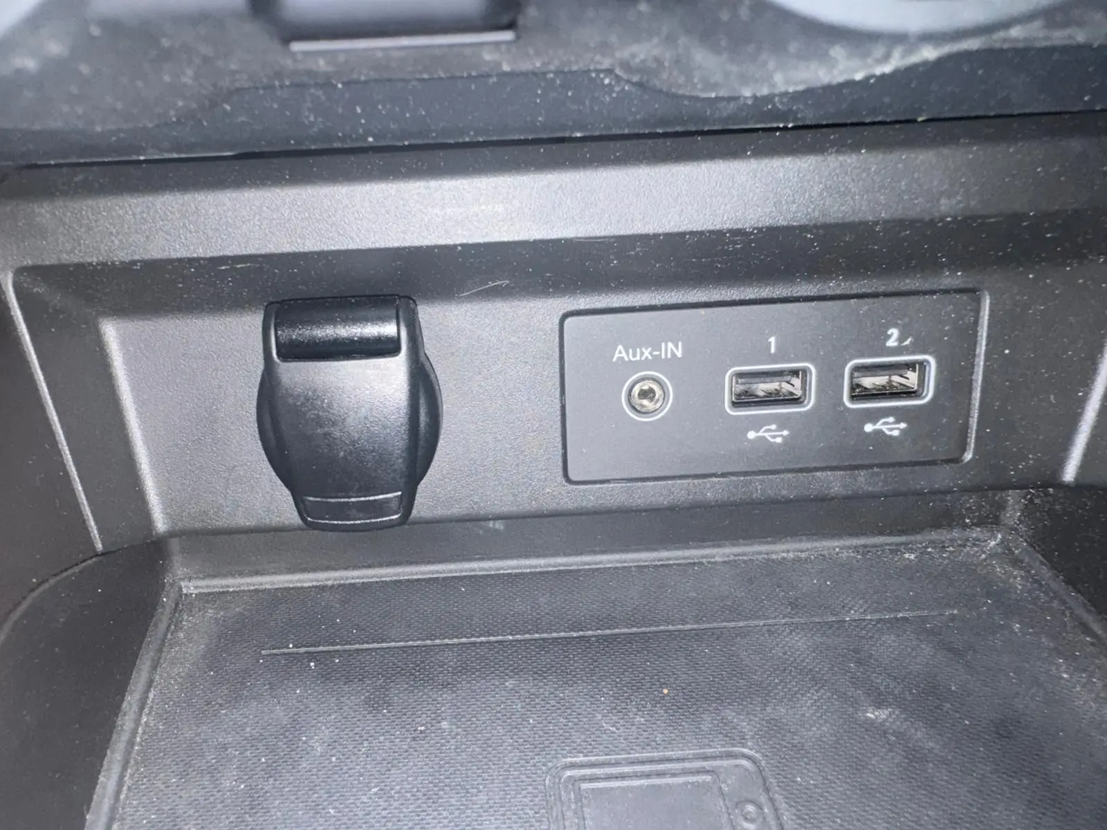 Vue rapprochée de la console centrale du Renault Arkana bleu 2021 montrant les ports USB et prise Aux-IN.