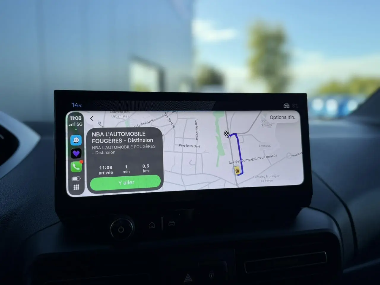Vue intérieure centrée sur l'écran tactile 10 pouces affichant la navigation du Peugeot Partner blanc Icy 2026.
