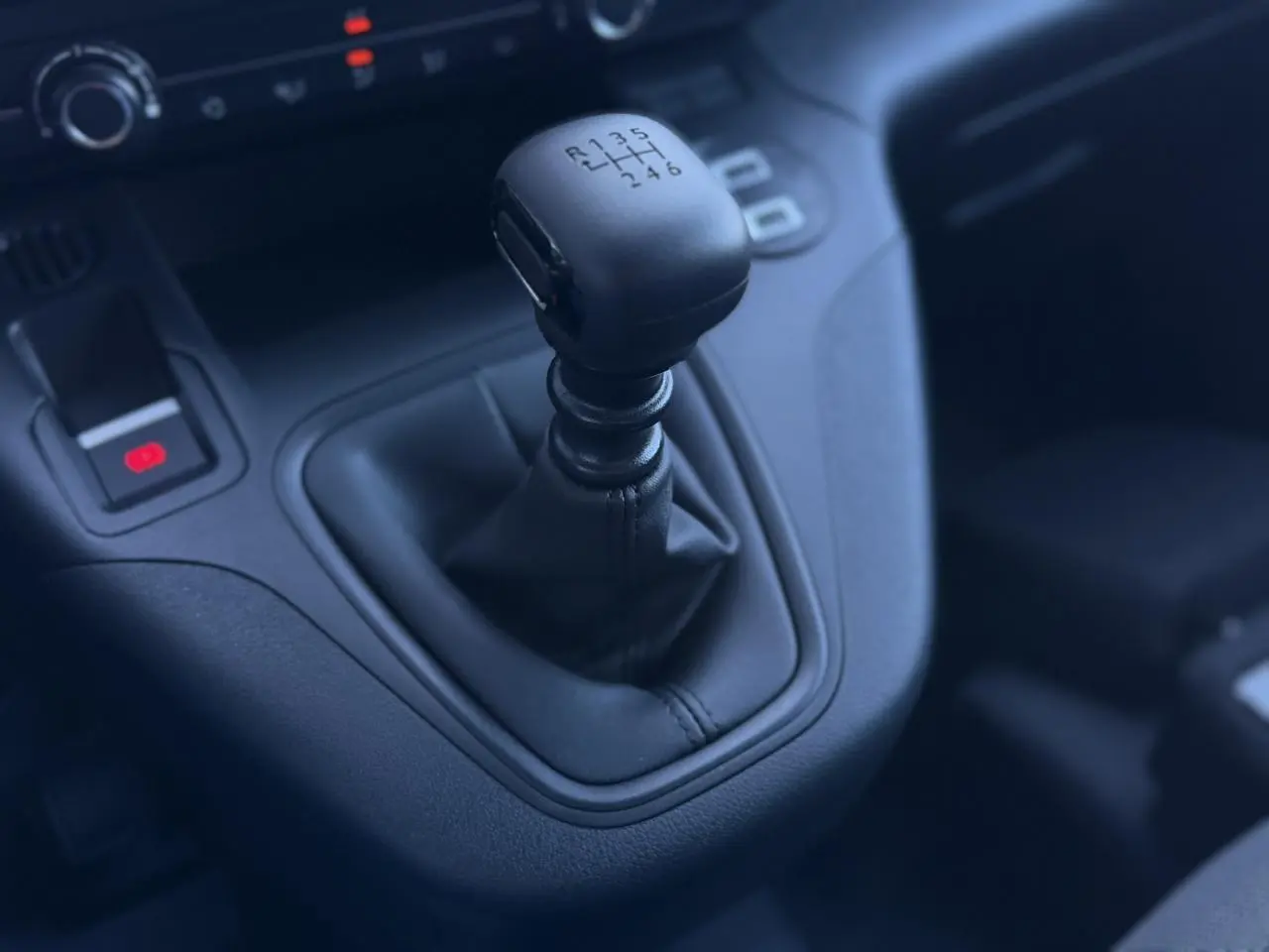 Le levier de vitesses manuel noir du Peugeot Partner 2026, vue rapprochée de la console centrale.