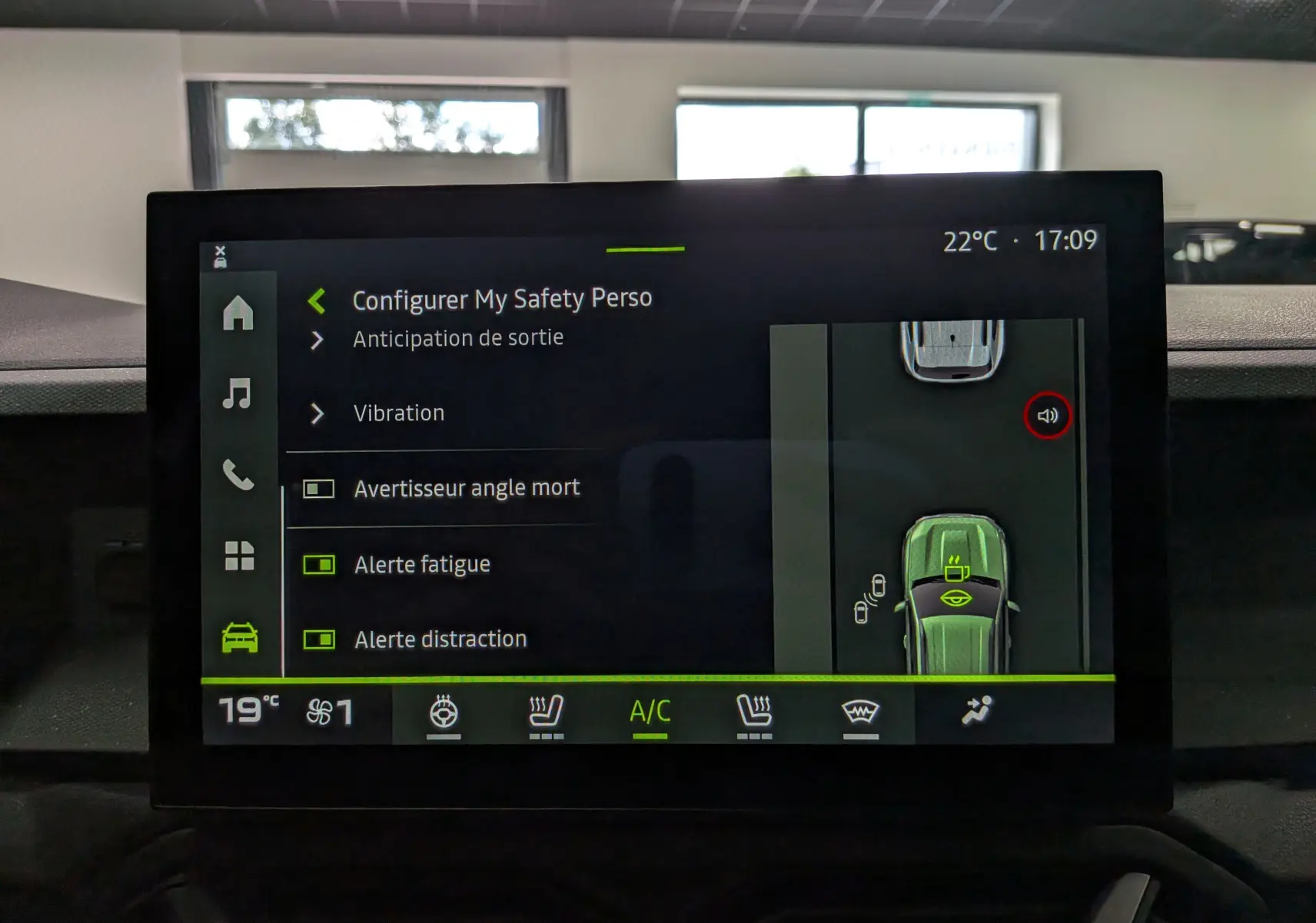 Écran tactile intérieur du Dacia Duster Hybrid-G 150 blanc, affichant les réglages de sécurité et climatisation.