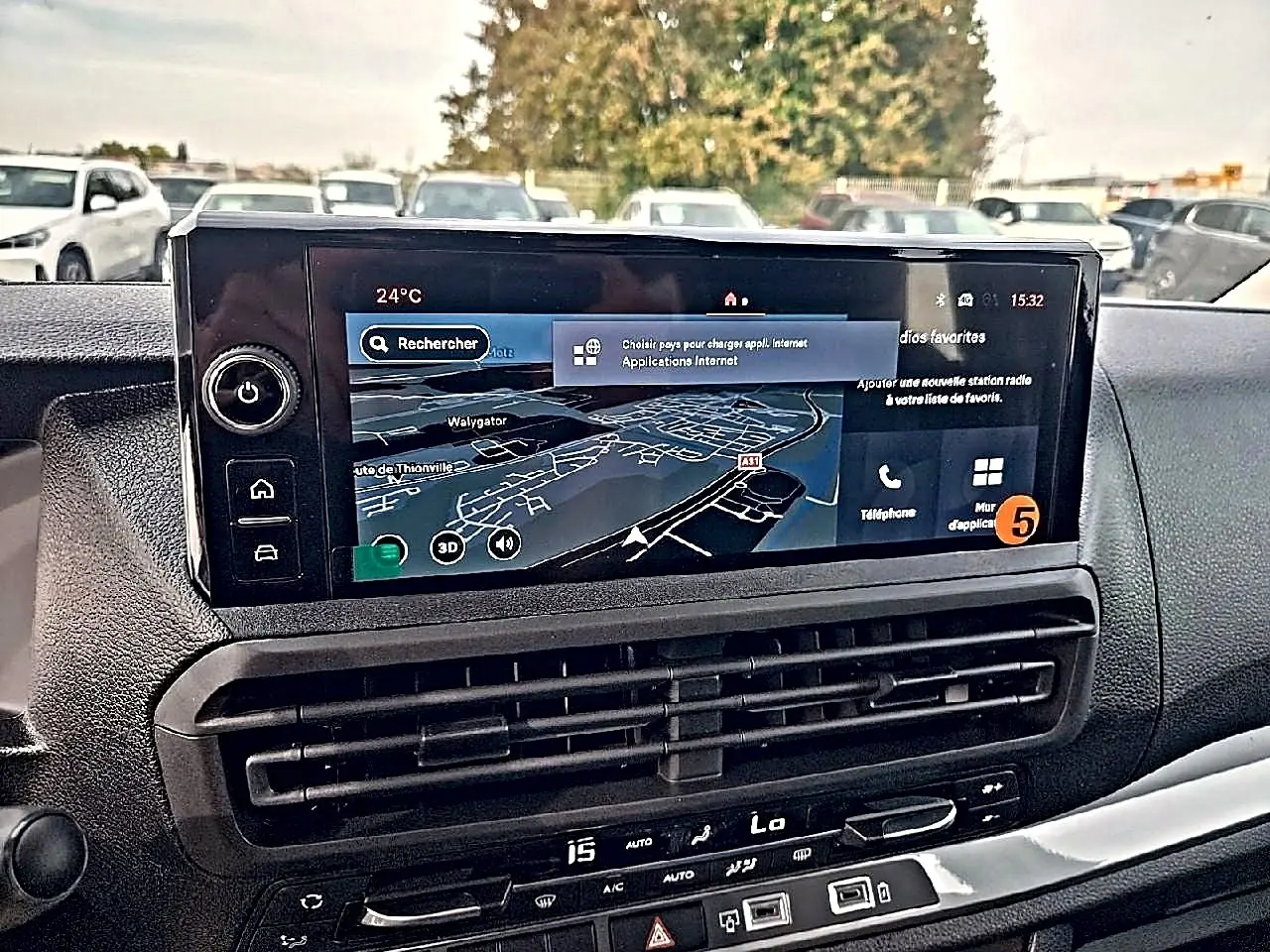 Écran tactile central avec navigation active dans l’habitacle du Fiat Scudo Combi gris titane, vue intérieure frontale.