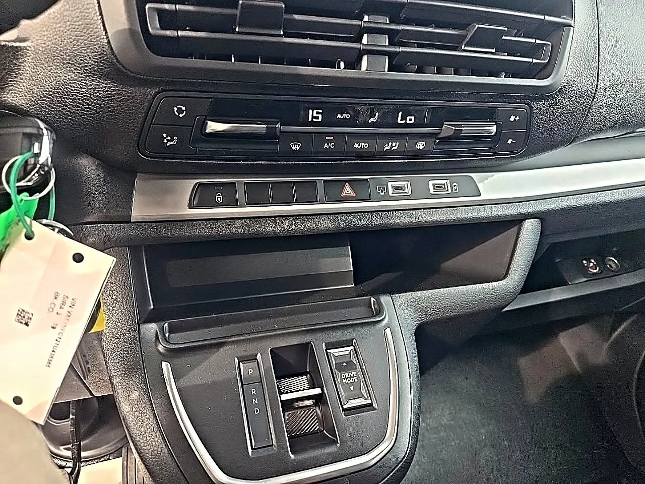 Vue rapprochée de la console centrale intérieure du Fiat Scudo Combi gris titane, avec commandes clim et boîte auto.