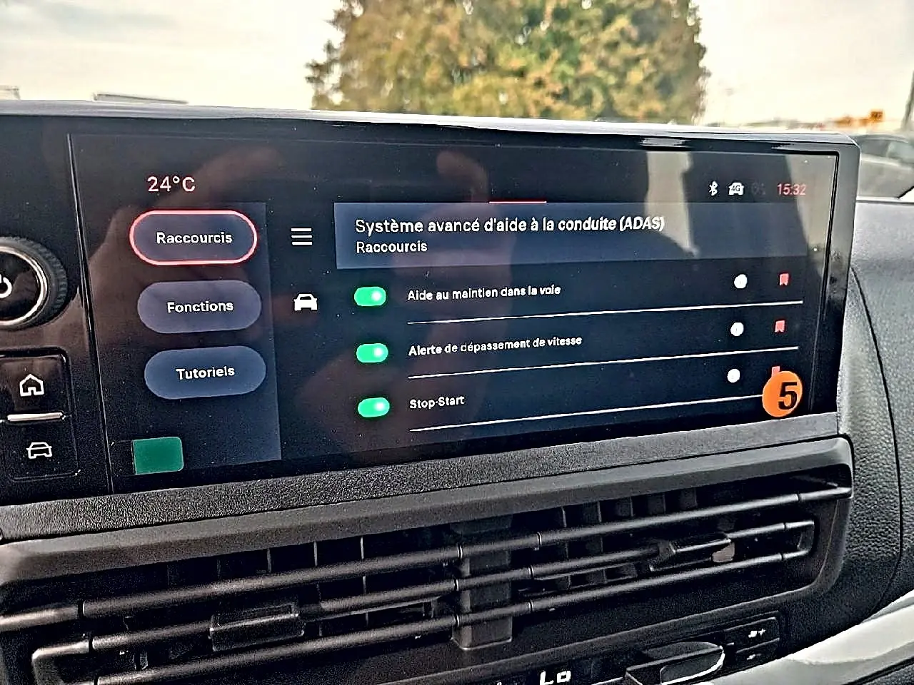 Écran tactile intérieur du tableau de bord du Fiat Scudo Combi gris titane montrant les aides à la conduite.