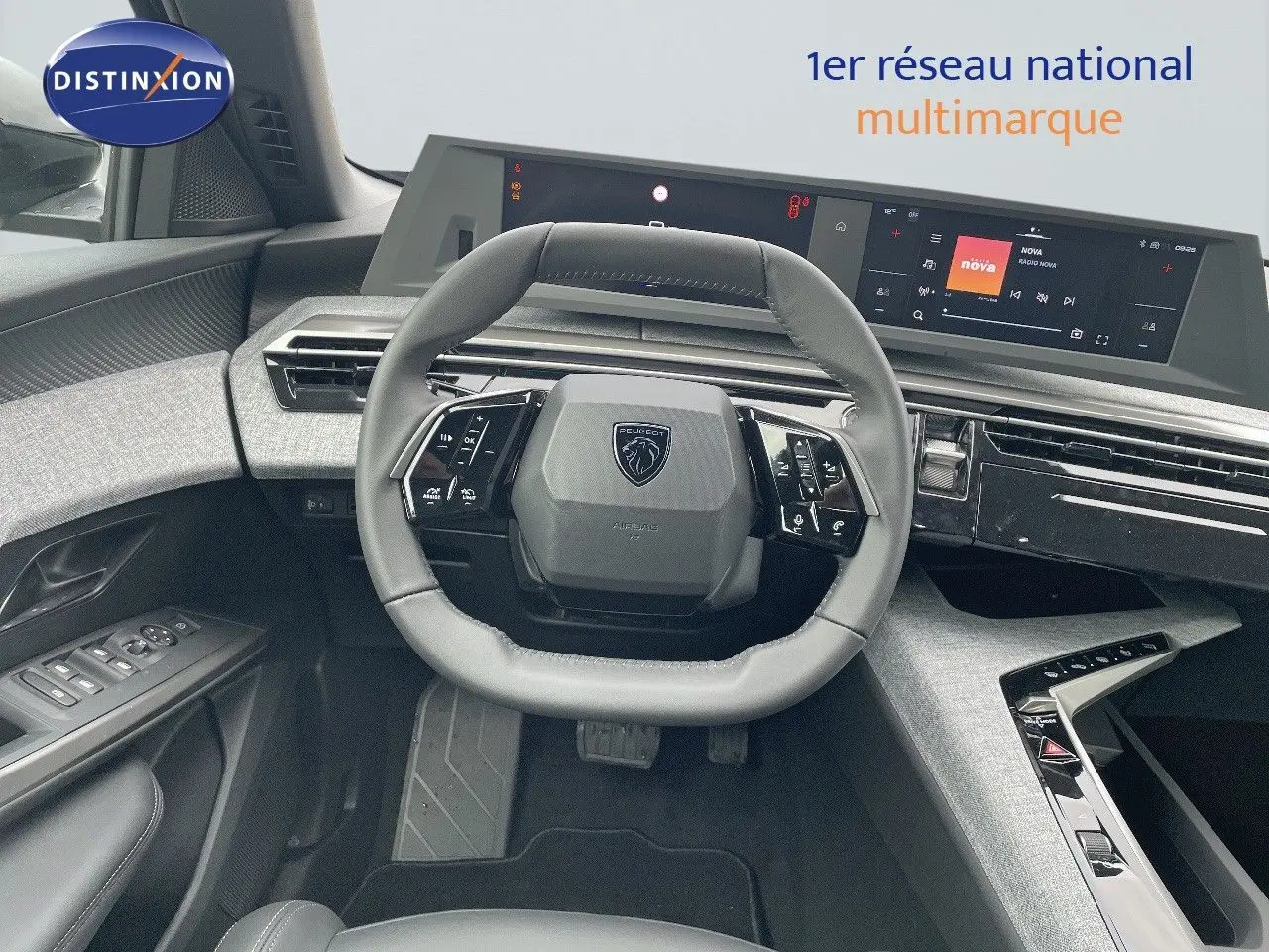 Vue intérieure du tableau de bord et volant cuir noir du Peugeot 3008 Hybrid 2025 avec écran tactile panoramique.