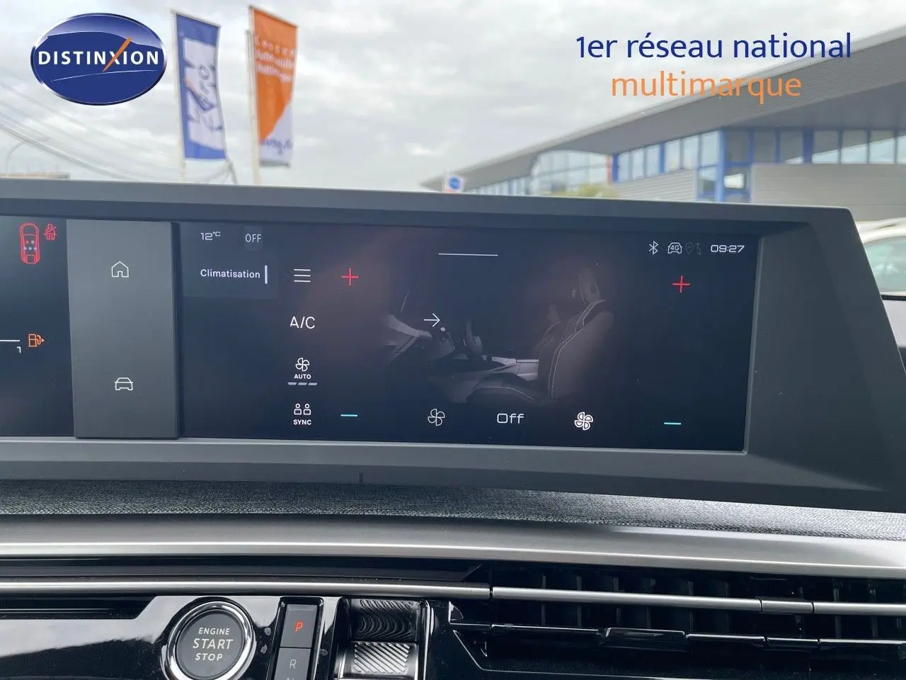 Écran tactile du tableau de bord du Peugeot 3008 Hybrid 136ch Allure affichant la climatisation, intérieur moderne noir.