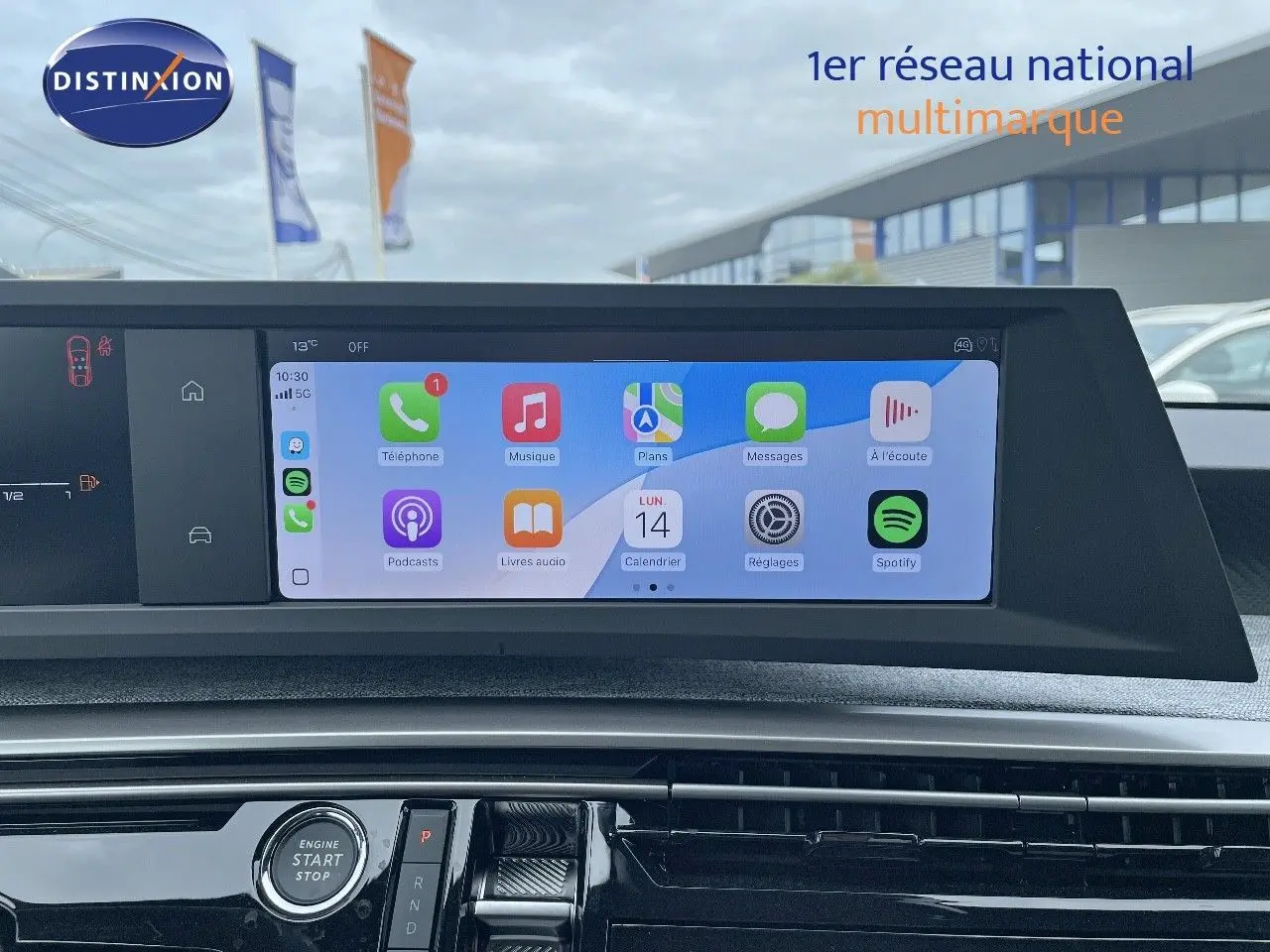 Écran tactile central affichant les applications connectées dans l'habitacle d'un Peugeot 3008 noir métal 2025.