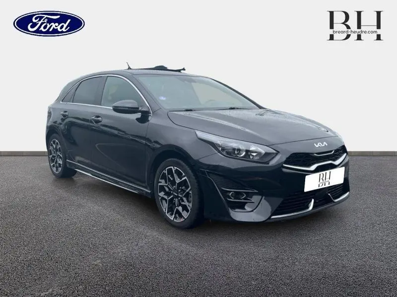 KIA CEE'D SW noir Basalte métallisé vue 3/4 avant droit avec jantes alu et calandre distinctive GT Line