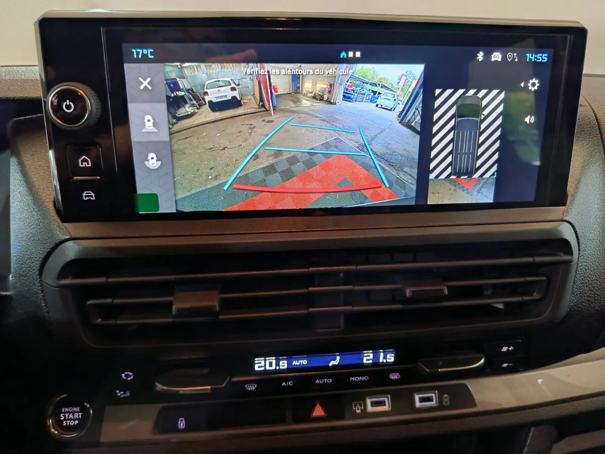 Écran tactile intérieur du Citroën Jumpy XL noir 2025 montrant la caméra de recul et l’aide au stationnement.