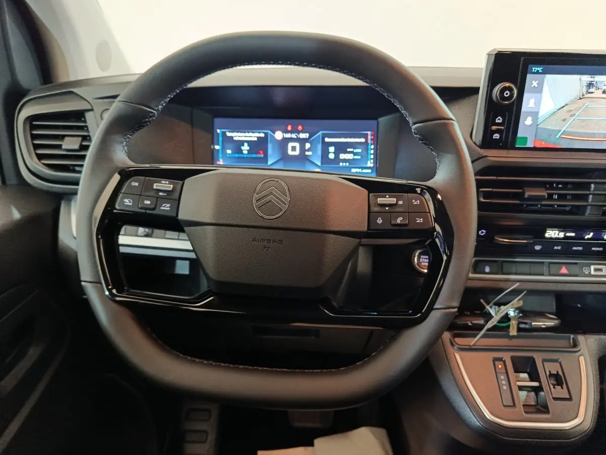 Vue rapprochée du volant noir multifonctions du Citroën Jumpy 2025 avec tableau de bord numérique et écran central tactile.