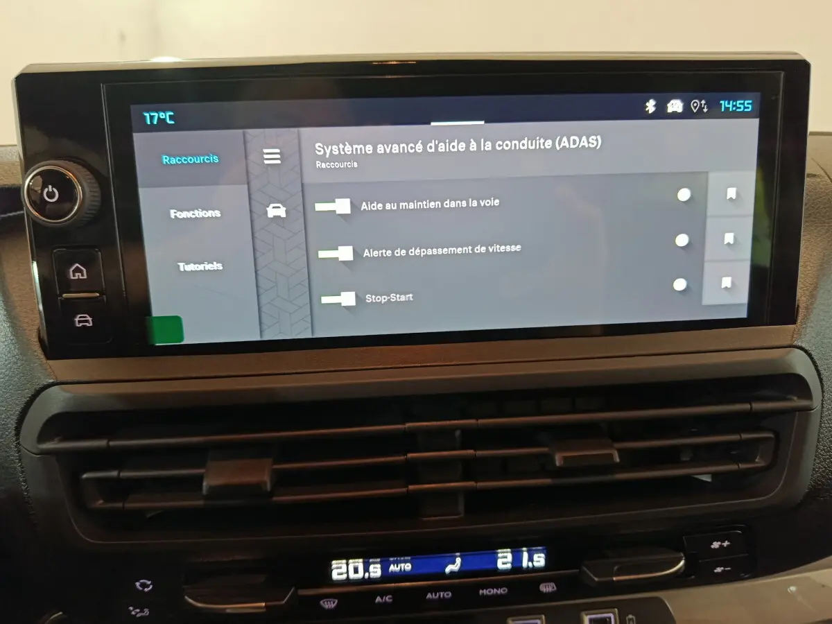 Écran tactile central du tableau de bord du Citroën Jumpy XL 2025 affichant les aides à la conduite.