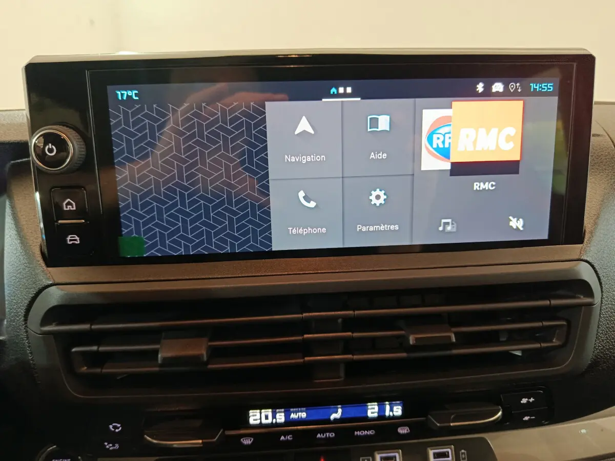 Écran tactile central du tableau de bord du Citroën Jumpy XL noir, affichant le menu multimédia et la climatisation.