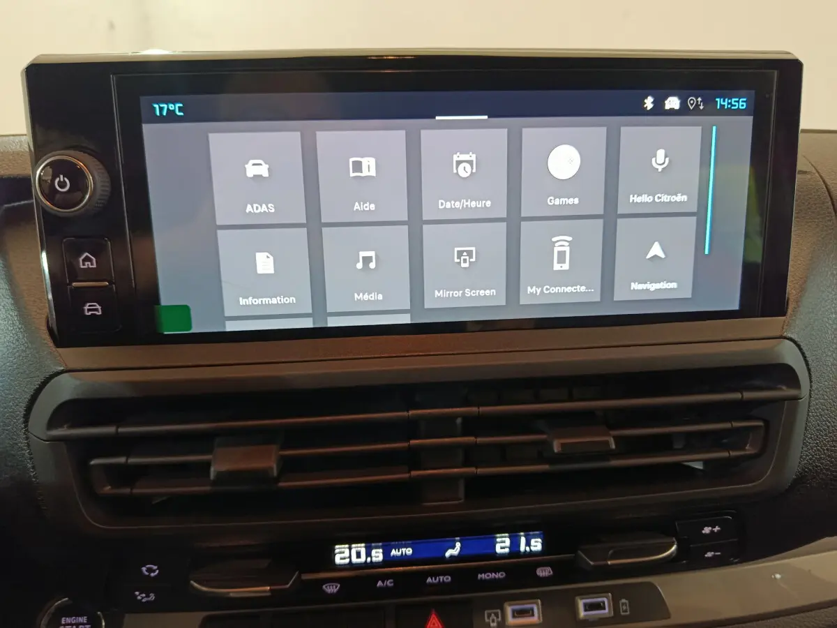 Écran tactile central du tableau de bord du Citroën Jumpy XL 2025, affichant le menu principal avec commandes climatisation en dessous.