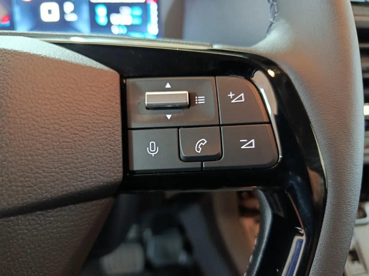 Gros plan sur les commandes vocales et téléphone du volant cuir noir du Citroën Jumpy XL 2025, côté gauche.