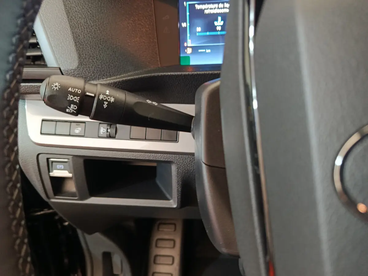 Gros plan sur la commande des phares à gauche du volant noir du Citroën Jumpy XL 2025 avec tableau de bord partiellement visible.