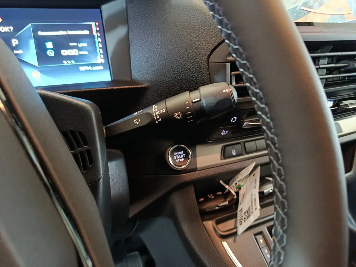 Vue intérieure rapprochée du tableau de bord et volant noir du Citroën Jumpy XL 2025 avec bouton start/stop visible.