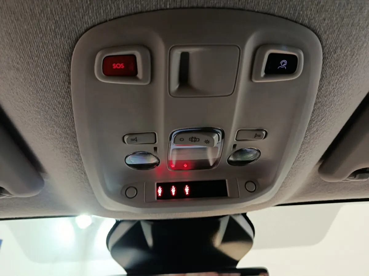 Plafonnier intérieur gris avec boutons SOS et appel d'urgence, éclairage et indicateurs rouges dans un Citroën Jumpy noir.
