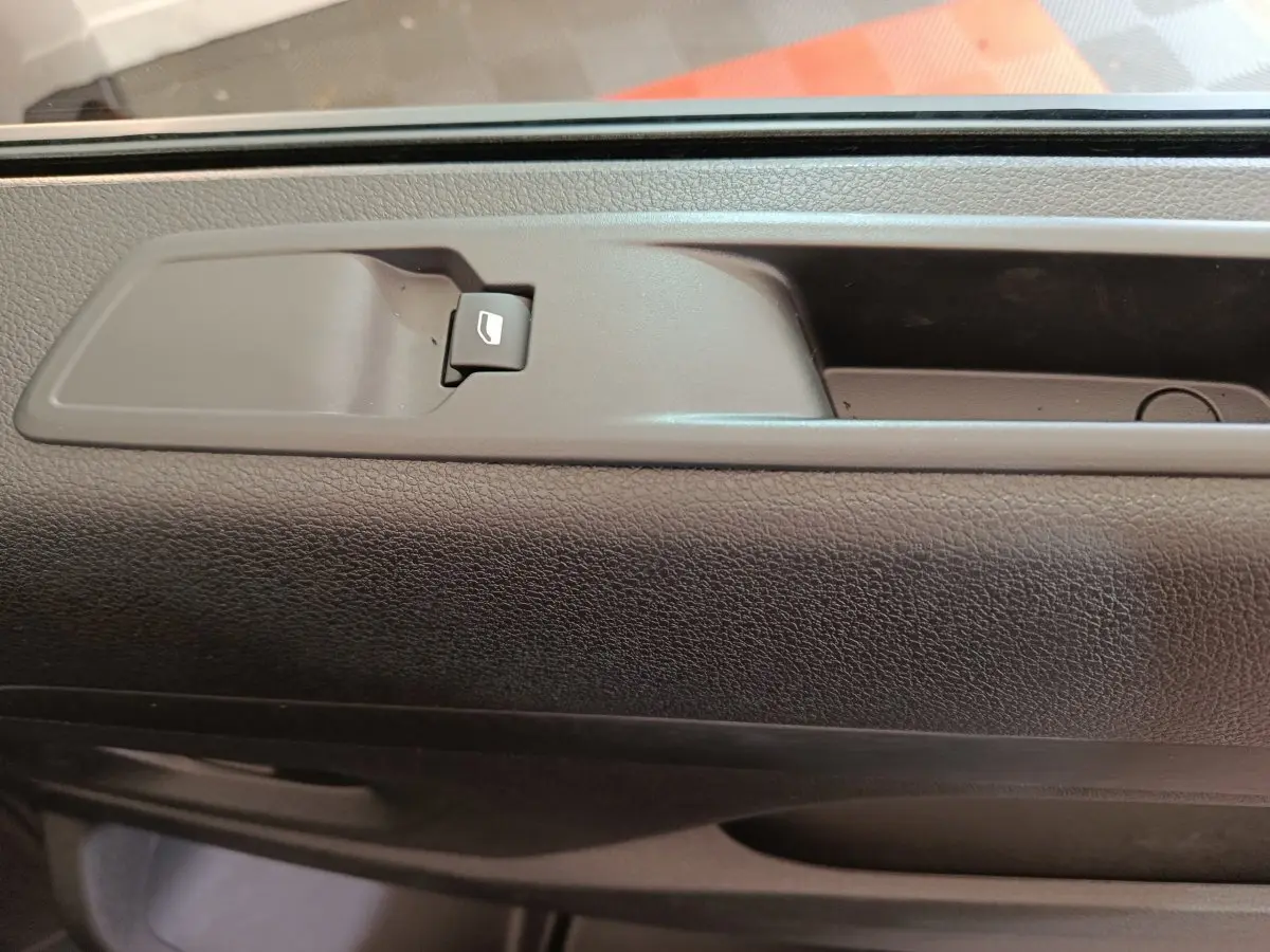 Détail de la poignée intérieure de porte côté conducteur du Citroën Jumpy XL noir, avec bouton de verrouillage.