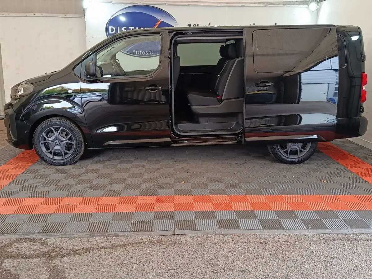 Vue latérale droite d'un Citroën Jumpy XL noir 2025 avec porte coulissante ouverte révélant la banquette arrière.
