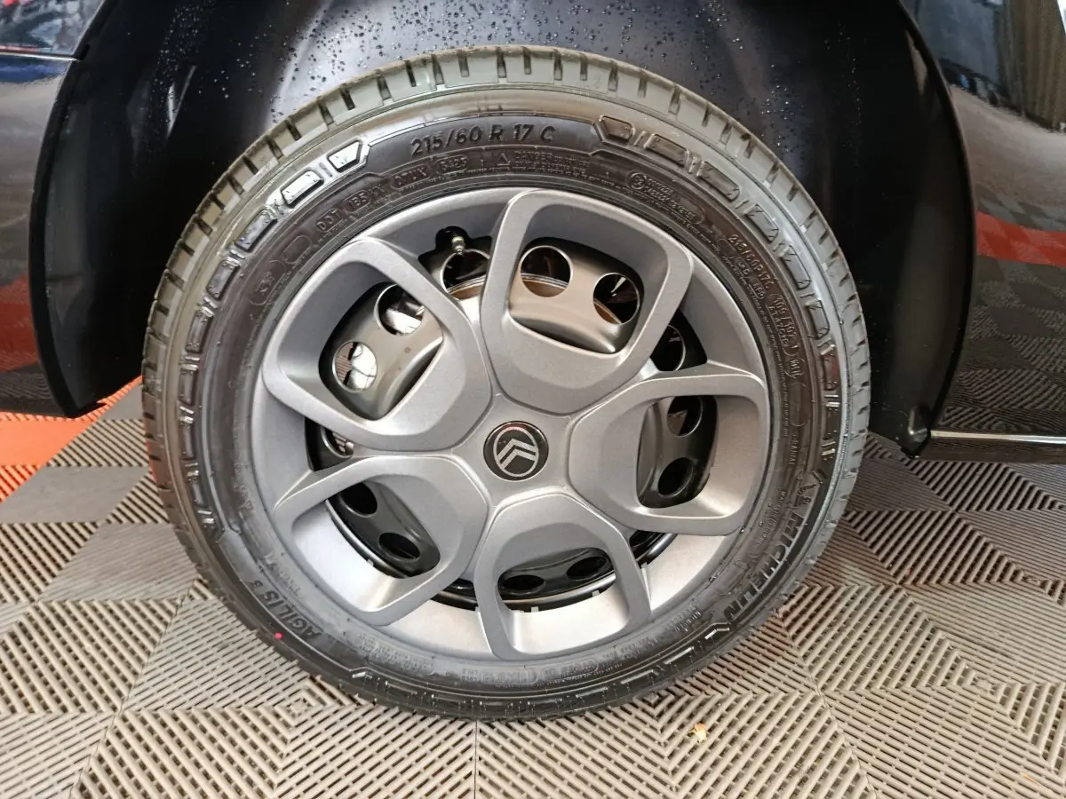 Gros plan sur la roue avant gauche noire du Citroën Jumpy XL 2025 avec jante grise au design moderne.