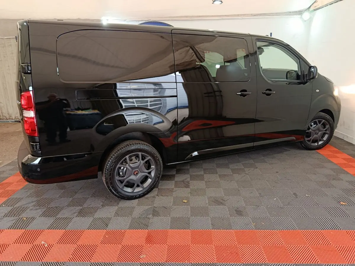 Vue de profil côté droit d'un Citroën Jumpy XL noir 2025 avec jantes foncées et porte latérale coulissante.