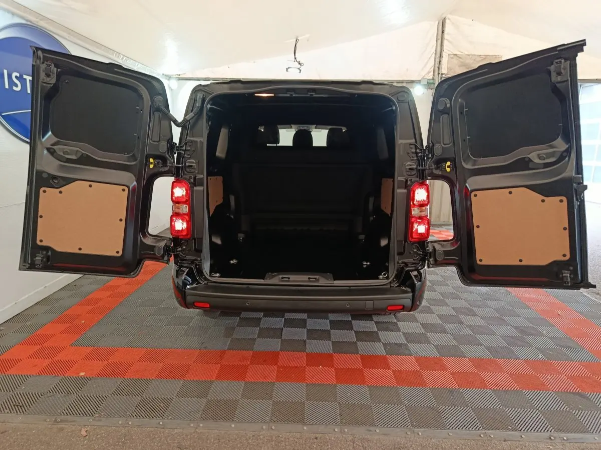 Vue arrière du Citroën Jumpy XL noir 2025 avec portes battantes ouvertes et espace de chargement vide visible.
