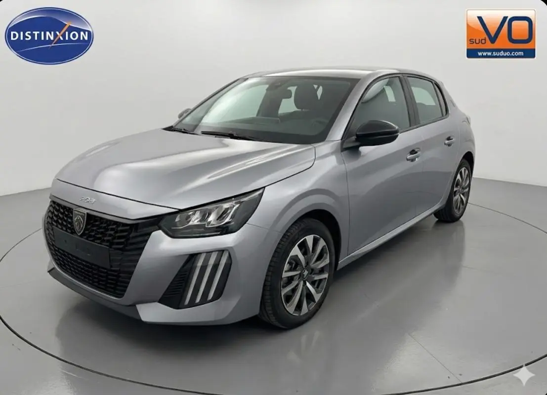 PEUGEOT 208 Hybrid gris en 3/4 avant droit, avec calandre noire distinctive et jantes 16 pouces.