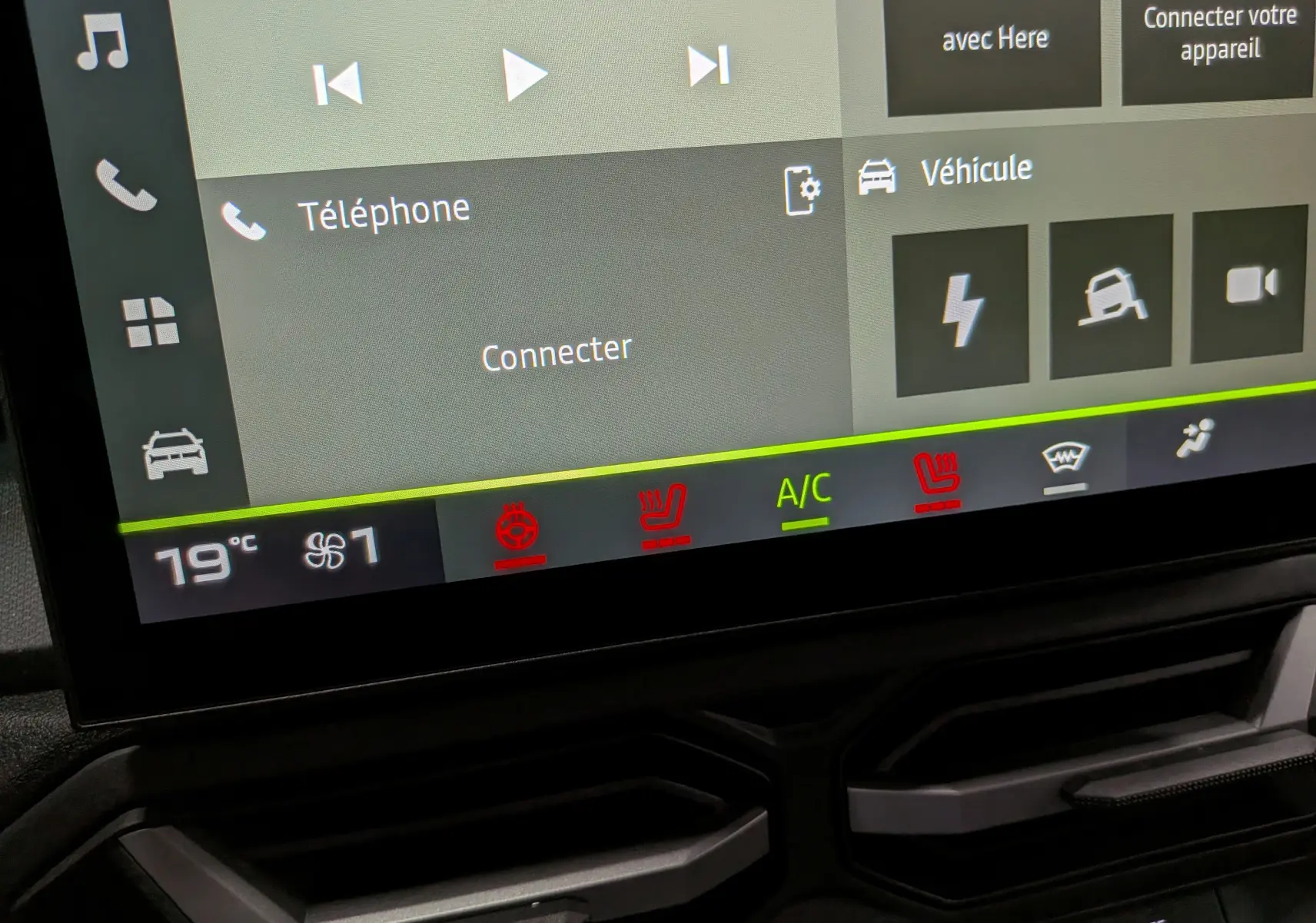 Écran tactile intérieur du Dacia Duster Hybrid-G 150 CH 4x4, affichant la climatisation et les options connectées.
