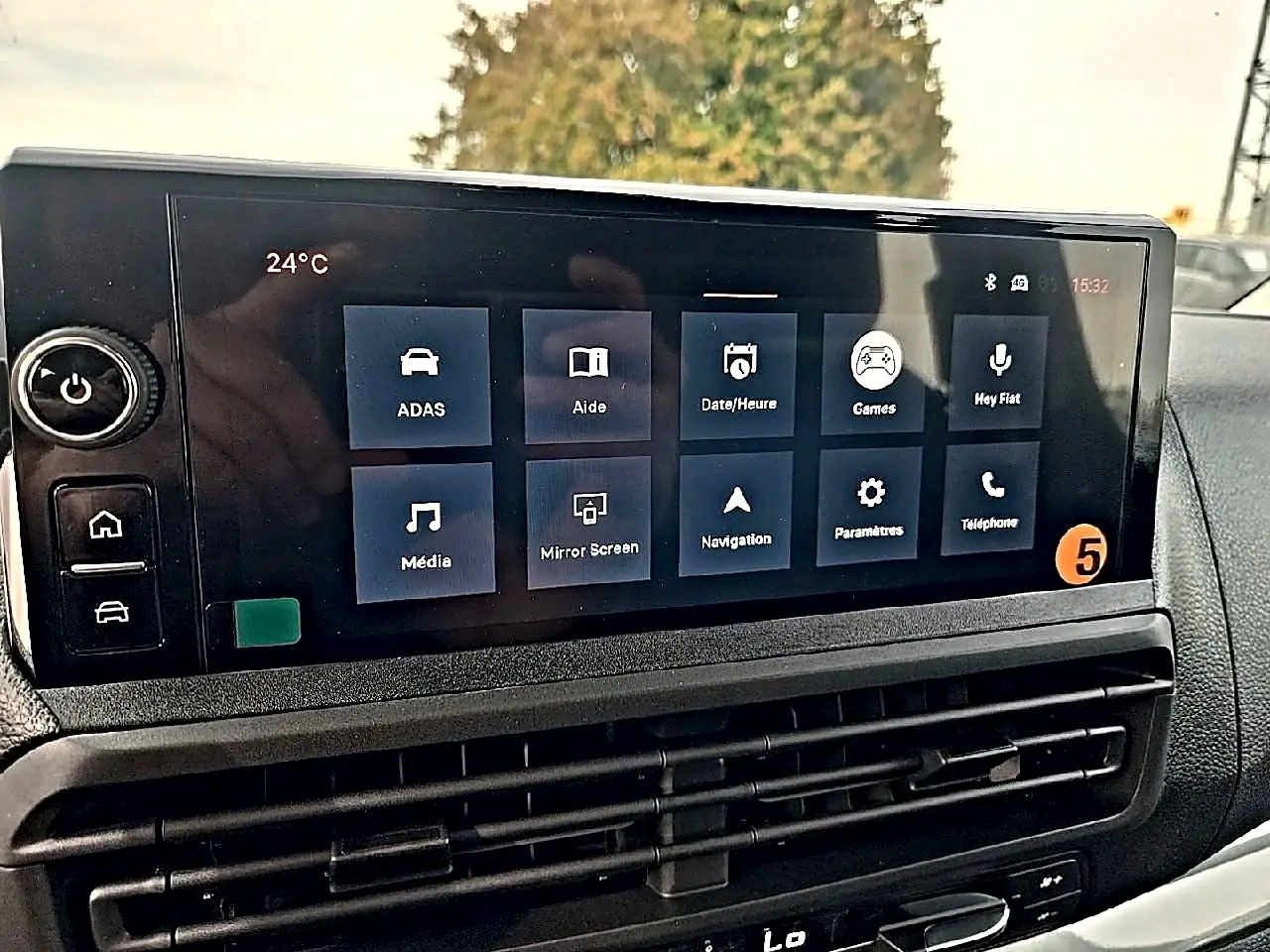 Écran tactile central du tableau de bord du Fiat Scudo Combi gris titane, avec commandes multimédia visibles.