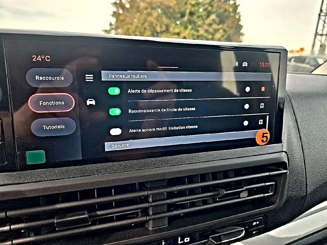 Vue intérieure du tableau de bord du Fiat Scudo Combi gris titane, écran tactile affichant les réglages de sécurité.